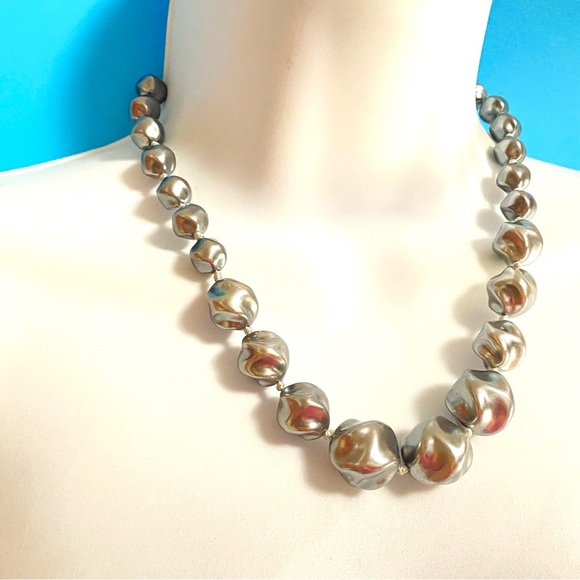 TRIFARI Gray Textured Lucite Beaded Necklace Vintage - Picture 9 of 9